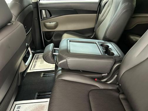 SNOW WHITE 2026 Kia Carnival LXS