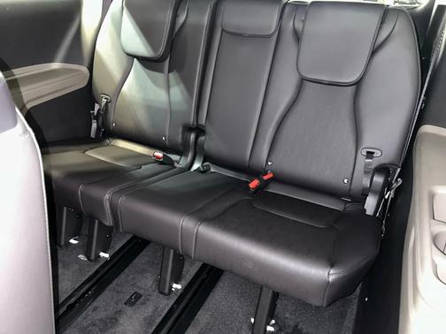 SNOW WHITE 2026 Kia Carnival LXS