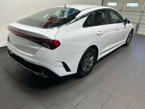 Glacial White Pearl 2022 Kia K5 LXS