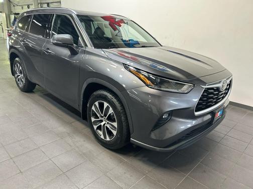 Magnetic Gray Metallic 2021 Toyota Highlander XLE