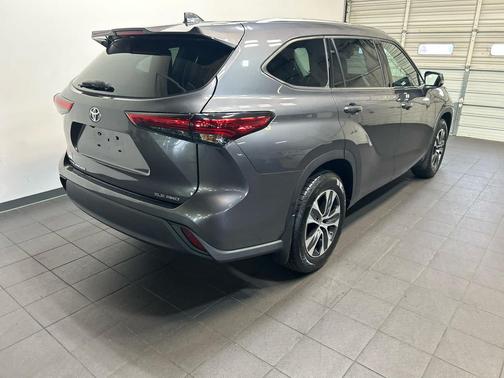 Magnetic Gray Metallic 2021 Toyota Highlander XLE