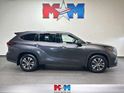 Magnetic Gray Metallic 2021 Toyota Highlander XLE