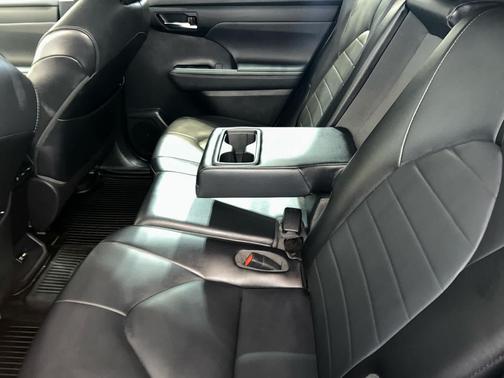 Magnetic Gray Metallic 2021 Toyota Highlander XLE