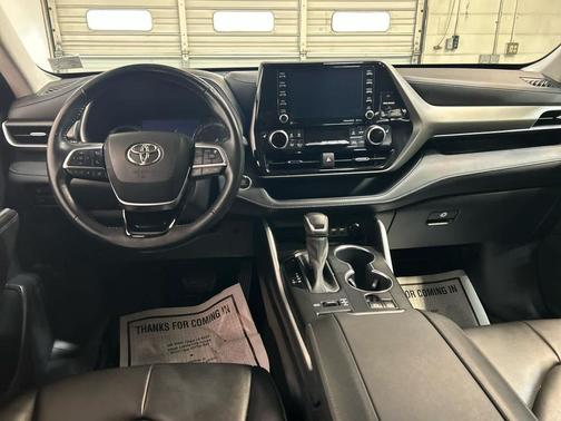 Magnetic Gray Metallic 2021 Toyota Highlander XLE