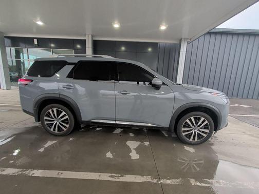 2025 Nissan Pathfinder Platinum FWD