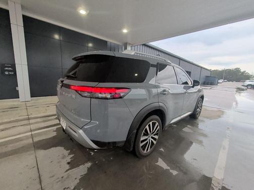 2025 Nissan Pathfinder Platinum FWD