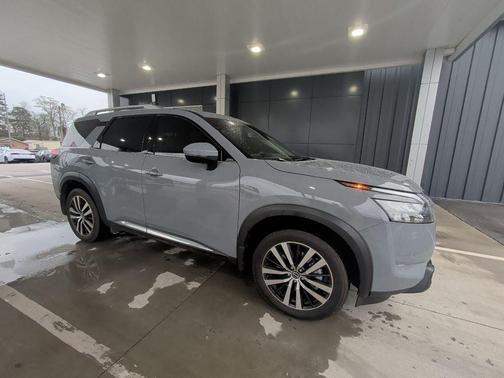 2025 Nissan Pathfinder Platinum FWD