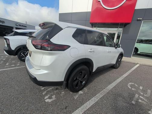 Everest White Pearl Tricoat 2026 Nissan Rogue SV