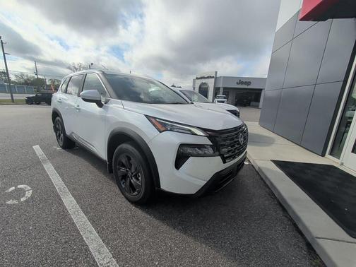 Everest White Pearl Tricoat 2026 Nissan Rogue SV