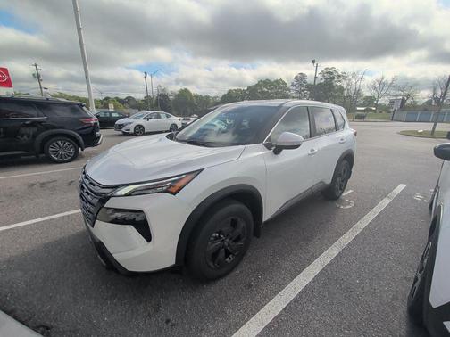 Everest White Pearl Tricoat 2026 Nissan Rogue SV