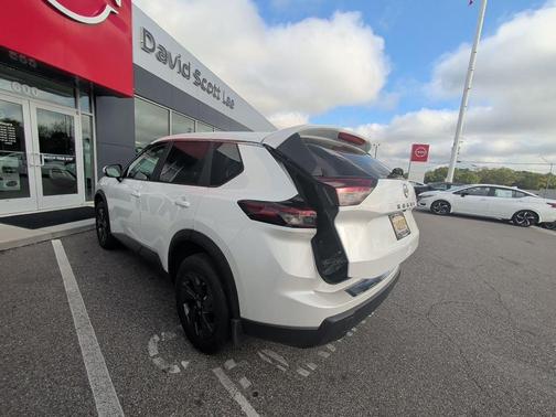 Everest White Pearl Tricoat 2026 Nissan Rogue SV
