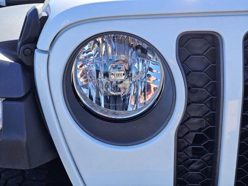 Bright White Clearcoat 2023 Jeep Gladiator Rubicon