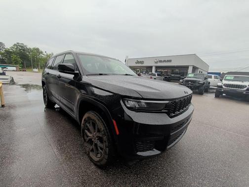 Diamond Black Crystal Pearlcoat 2025 Jeep Grand Cherokee L Altitude