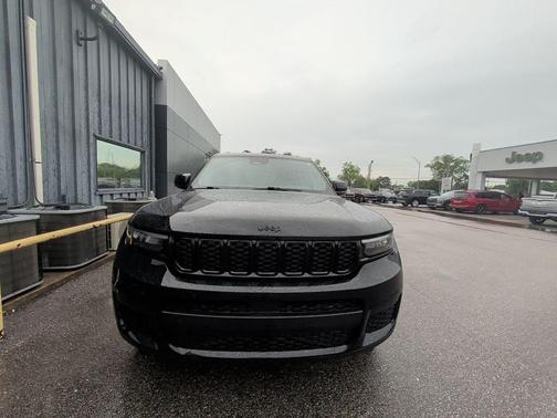 Diamond Black Crystal Pearlcoat 2025 Jeep Grand Cherokee L Altitude