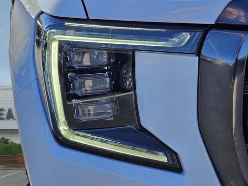 Summit White 2023 GMC Yukon XL 4WD AT4