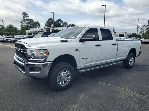 Bright White Clearcoat 2022 RAM 2500 Tradesman Crew Cab 4x4 8' Box