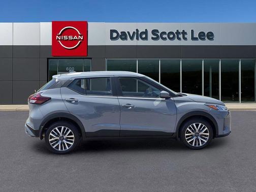 Boulder Gray Pearl 2024 Nissan Kicks SV