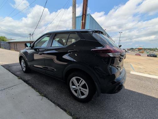 Super Black 2025 Nissan Kicks S