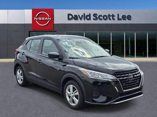 Super Black 2025 Nissan Kicks S