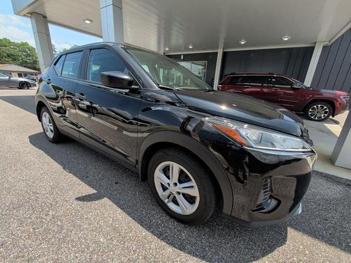 Super Black 2025 Nissan Kicks S