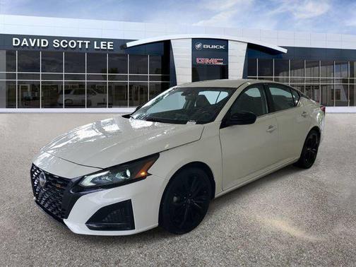 White 2024 Nissan Altima SR FWD