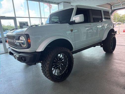 Oxford White 2023 Ford Bronco Badlands