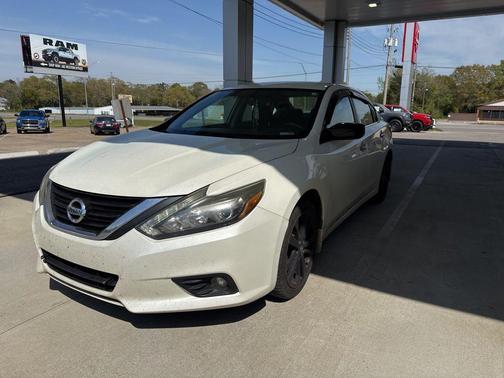 Pearl White 2017 Nissan Altima 2.5 SR