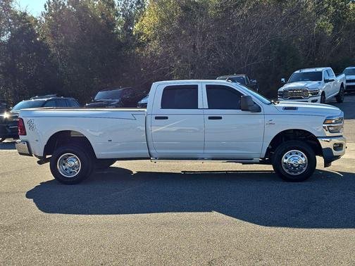 2025 RAM 3500 Tradesman Crew Cab 4x4 8' Box