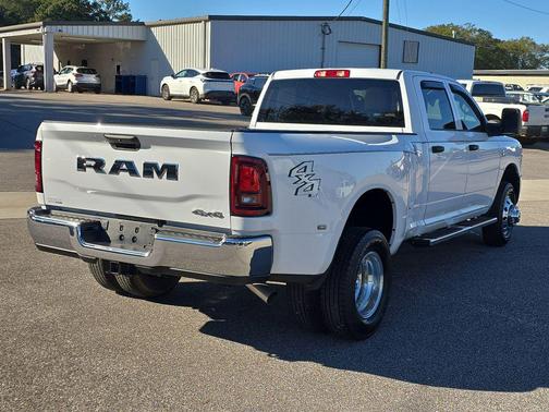 2025 RAM 3500 Tradesman Crew Cab 4x4 8' Box