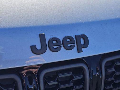 Silver Zynith Metallic Clearcoat 2026 Jeep Compass Latitude