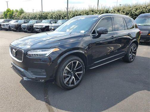 2022 Volvo XC90 T6 Momentum