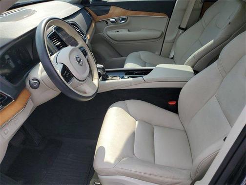2022 Volvo XC90 T6 Momentum