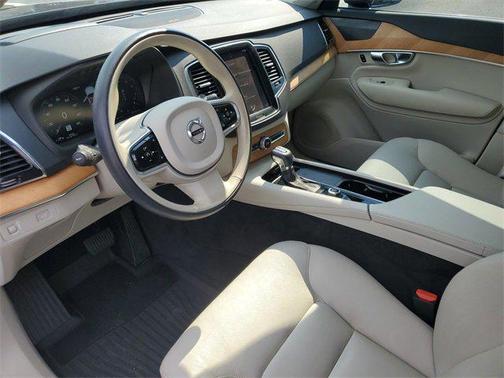 2022 Volvo XC90 T6 Momentum