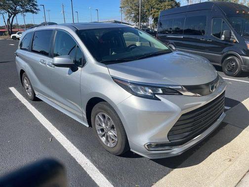 2022 Toyota Sienna XLE