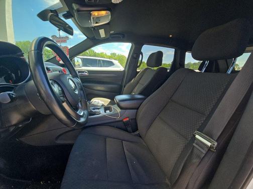 Bright White Clearcoat 2018 Jeep Grand Cherokee Laredo E