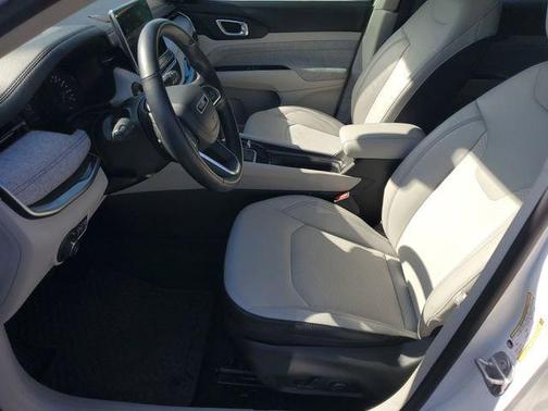 Bright White Clearcoat 2022 Jeep Compass Latitude