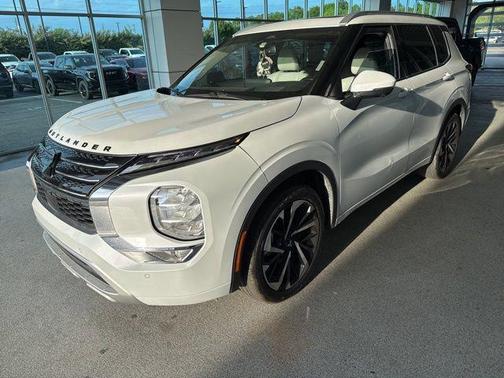 White Diamond 2023 Mitsubishi Outlander SEL 2.5 2WD