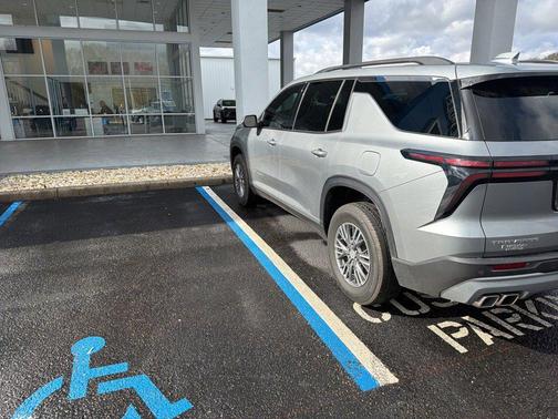 2024 Chevrolet Traverse LT