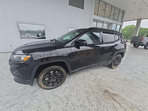 Diamond Black Crystal Pearlcoat 2023 Jeep Compass Latitude