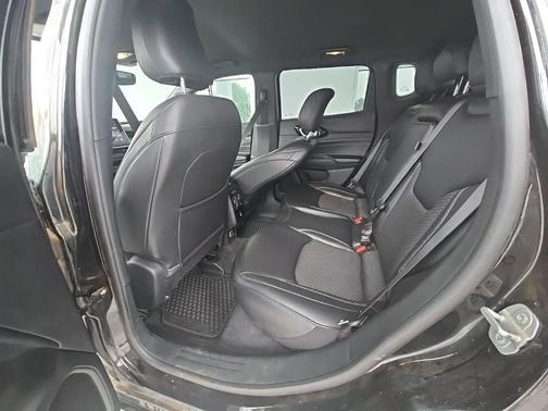 Diamond Black Crystal Pearlcoat 2023 Jeep Compass Latitude