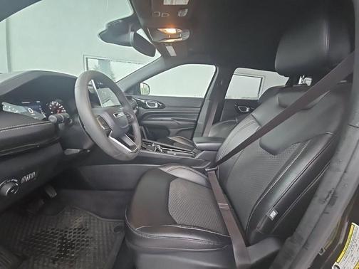 Diamond Black Crystal Pearlcoat 2023 Jeep Compass Latitude