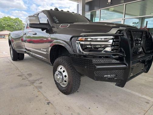 Granite Crystal Metallic Clearcoat 2025 RAM 3500 Limited Crew Cab 4x4 8' Box