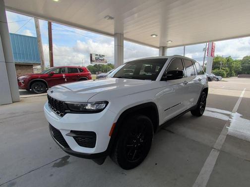 Bright White Clearcoat 2025 Jeep Grand Cherokee Altitude