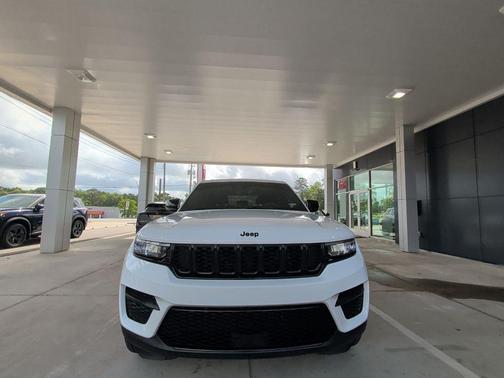 Bright White Clearcoat 2025 Jeep Grand Cherokee Altitude