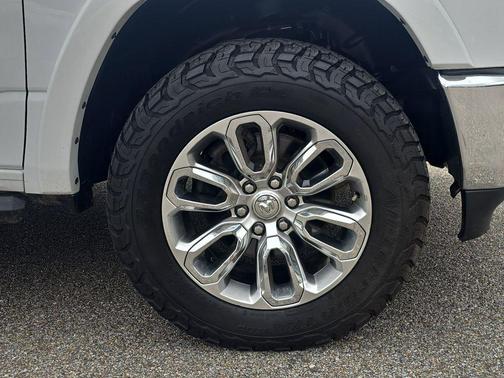 Bright White Clearcoat 2022 RAM 1500 Laramie