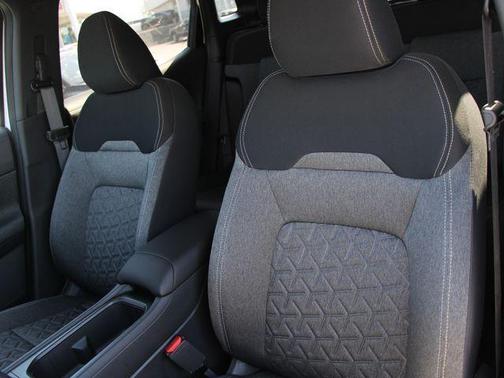 Aspen White Tricoat/Super Black 2026 Nissan Kicks SV