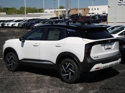 Aspen White Tricoat/Super Black 2026 Nissan Kicks SV