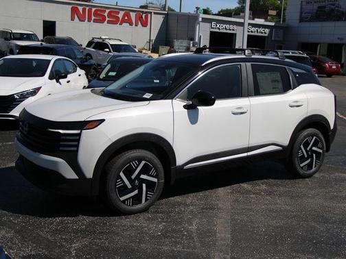 Aspen White Tricoat/Super Black 2026 Nissan Kicks SV