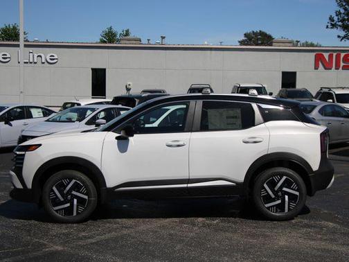 Aspen White Tricoat/Super Black 2026 Nissan Kicks SV