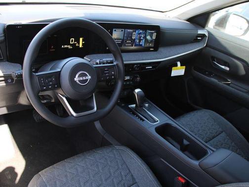 Aspen White Tricoat/Super Black 2026 Nissan Kicks SV